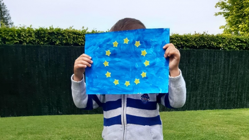 Madalina Sarb sostiene una bandera de la Unión Europea.