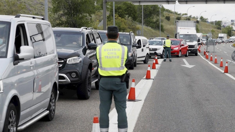 Control de la Guardia Civil de Trafico en la salida de Madrid, a la altura del Km 17 de la A-1, para identificar desplazamientos no justificados durante el fin de semana. EFE/J.J. Guillen