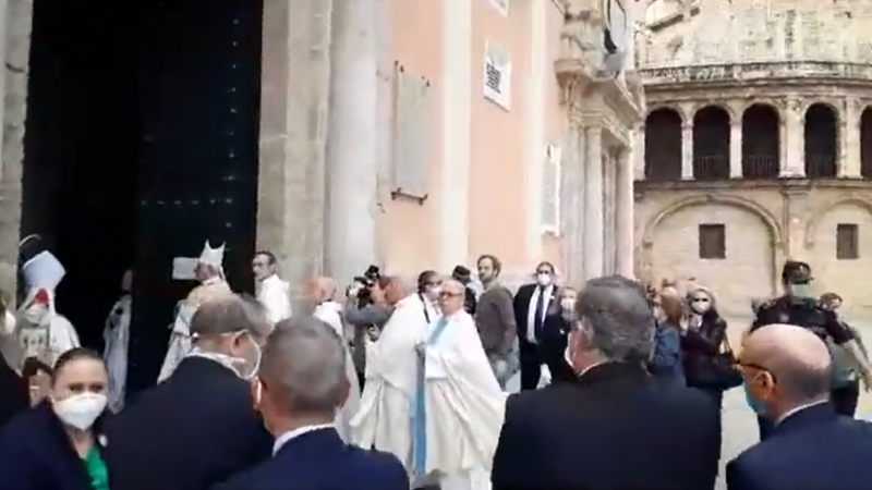 Momento en el que la Virgen sale a la puerta de la basílica, pese al estado de alarma.