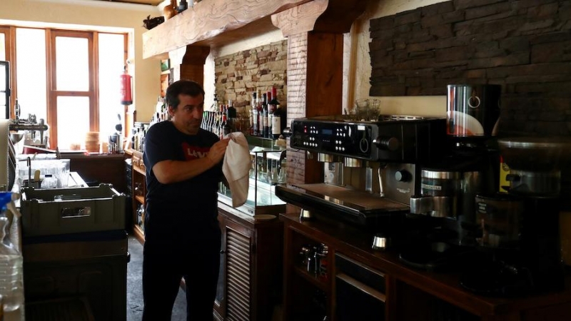 Un hostelero prepara su bar en Guadalajara para la reapertura el próximo lunes. | Reuters. Sergio Pérez