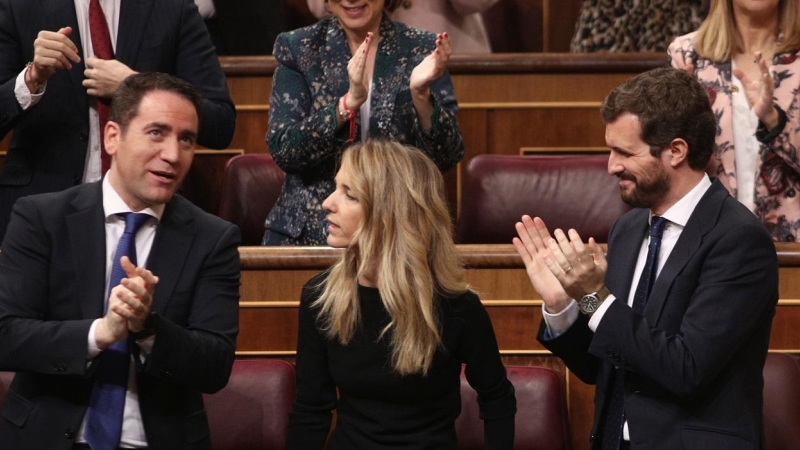 El presdidente del PP, Pablo Casado, el secretario general, Teodoro Garcia Egea, y el resto de los diputados del grupo aplauden a la portavoz en el Congreso, Cayetana Álvarez de Toledo, tras su intervención en la primera sesión de control al Gobierno en l