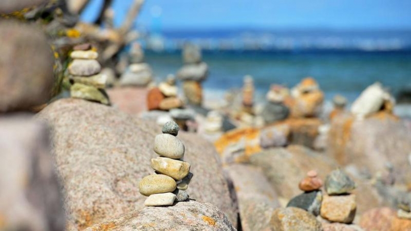 Apilar piedras constituye un grave atentado al medio ambiente y al paisaje de las áreas naturales. / GettyImages