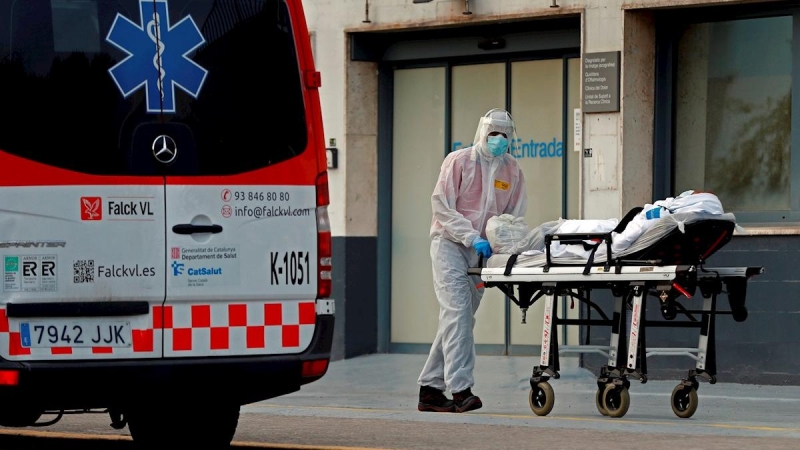 Un técnico sanitario traslada a un paciente en el Hospital de Bellvitge. EFE/Toni Albir/Archivo