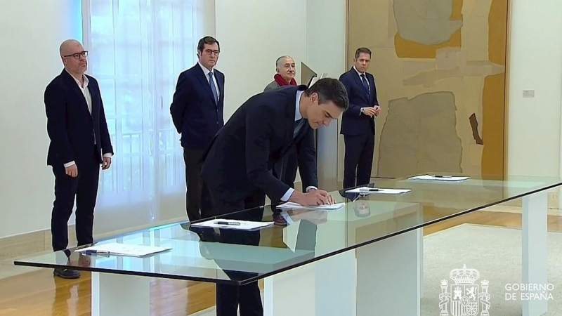 Captura de la señal institucional de Moncloa que muestra al presidente del Gobierno Pedro Sánchez durante la firma, este lunes, con los líderes de las patronales CEOE y Cepyme y de los sindicatos UGT y CCOO del pacto que alcanzaron la pasada semana para p