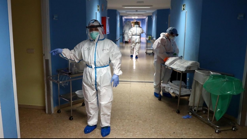 Enfermeras y otro personal sanitario con el equipo de protección individual, en el Hospital Principe de Asturias de Alcala de Henares (Madrid). REUTERS/Sergio Perez