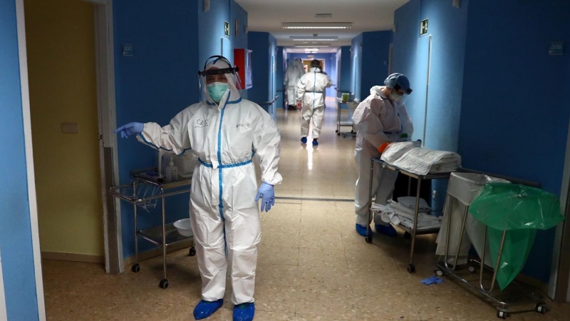 Enfermeras y otro personal sanitario con el equipo de protección individual, en el Hospital Principe de Asturias de Alcala de Henares (Madrid). REUTERS/Sergio Perez