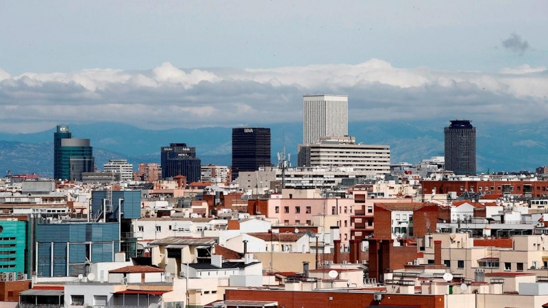 Vista de un cielo prácticamente limpio de contaminación de la ciudad de Madrid el pasado mes de abril./ Javier López (EFE/Archivo)
