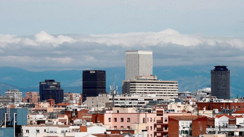Vista de un cielo prácticamente limpio de contaminación de la ciudad de Madrid el pasado mes de abril./ Javier López (EFE/Archivo)