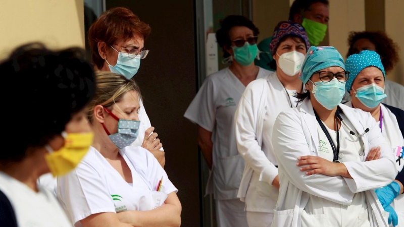 Profesionales sanitarios del hospital Punta Europa de Algeciras, durante el minuto de silencio en memoria del doctor Manuel Rodríguez Picón, fallecido por covid-19. | EFE/A.Carrasco Ragel
