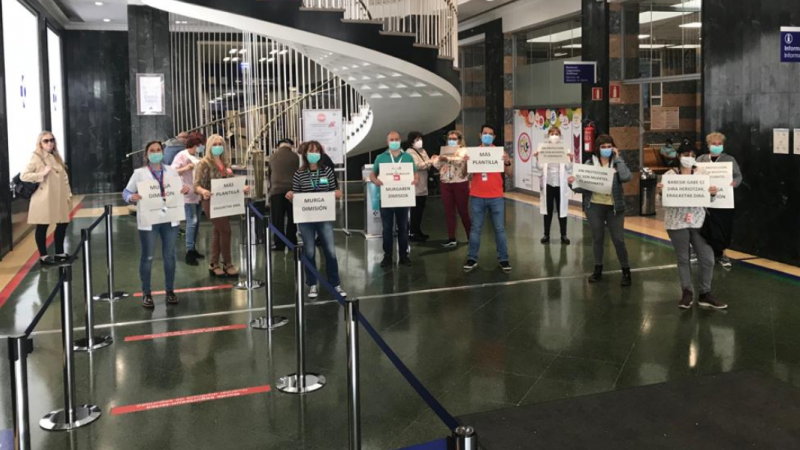 Sanitarios del hospital de Cruces en Bilbao en la protesta contra el lehendakari Urkullu./ LAB