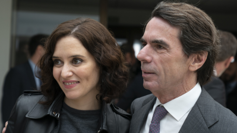 El expresidente del Gobierno, José María Aznar, junto con la presidenta madrileña Isabel Díaz Ayuso. Fuente: Aula Liderazgo del Instituto Atlántico de Gobierno