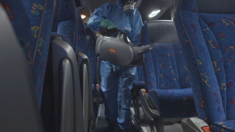 Desinfección de un autobús de Alsa. E.P.