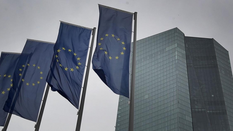 Banderas de la UE delante del edifio de la sede del BCE en Fráncfort. AFP/Daniel Roland