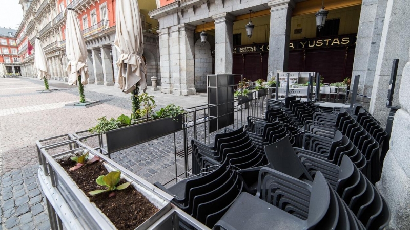 Terraza cerrada en el local Casa Yustas en la Plaza Mayor de la capital durante el confinamiento. E.P./Joaquin Corchero