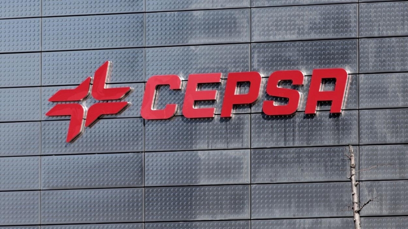 Imagen del logo de Cepsa en su sede en la zona financiera Cuatro Torres Business Area, en Madrid. E.P./Eduardo Parra