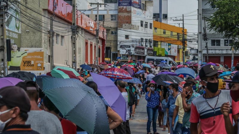 Brasileños aguardan su turno para registrarse en el programa de la Renta Básica Emergencial en Recife. ANDREA REGO BARROS/ PCR.