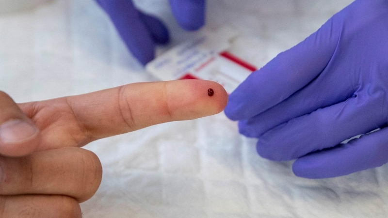 Realización de test rápidos de diagnóstico para el coronavirus. EFE/Rodrigo Jiménez