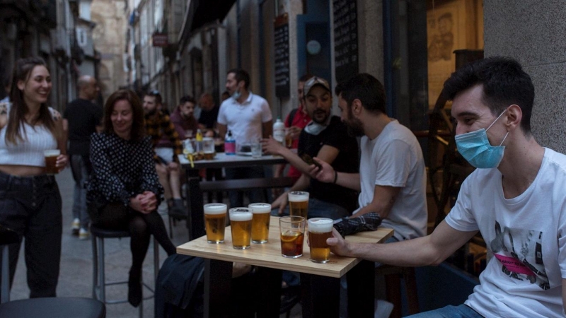 Varias personas en un bar en una céntrica calle de Ourense a última hora de este lunes, primera jornada de la fase 1 de la desescalada en Galicia. EFE/ Brais Lorenzo