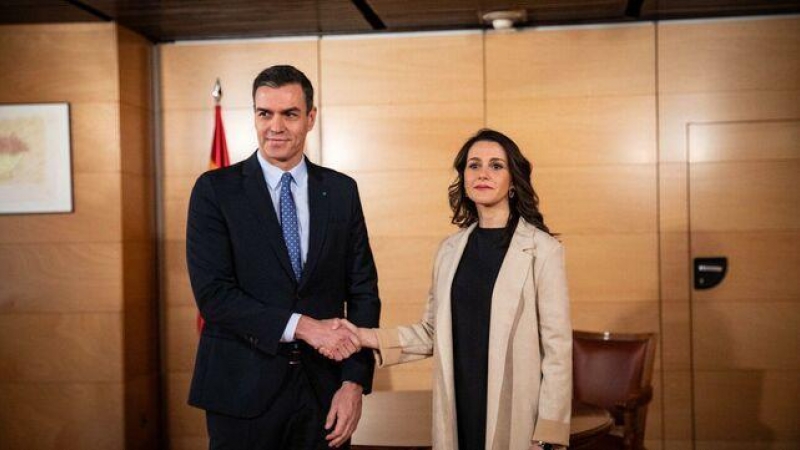 El presidente del Gobierno, Pedro Sánchez, junto a la presidenta de Ciudadanos, Inés Arrimadas.