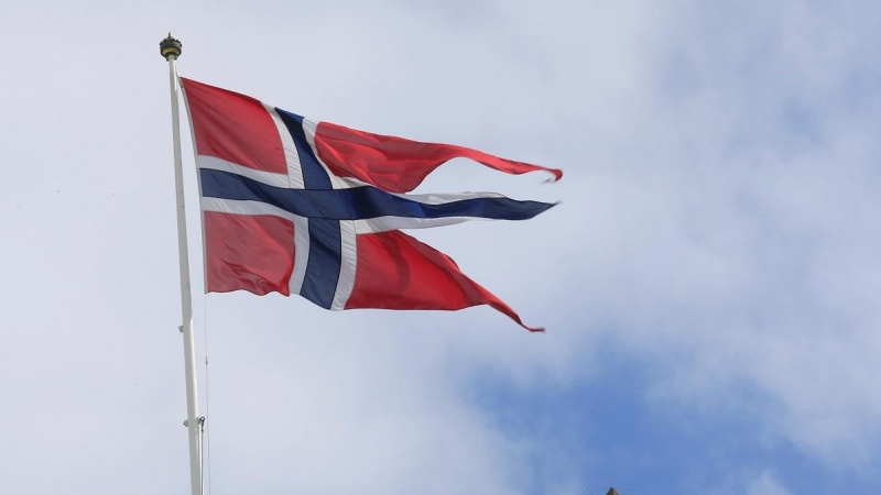 La bandera de Noruega en lo alto de un edificio en Oslo. REUTERS/Ints Kalnins