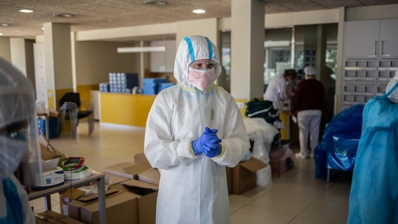 Una voluntària de l'ONG Proactiva Open Arms en la Residència Geriàtrica Redós de Sant Pere de Ribes on estan realitzant tests ràpids de Covid-19 a residents i treballadors sanitaris dins d'un assaig clínic realitzat a treballadors de centres de majors i r