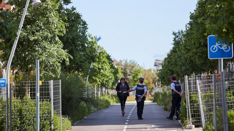 Agentes de los Mossos d'Esquadra realizan un control de movilidad en la Avda de la Meridiana en Barcelona. EFE/ Alejandro García