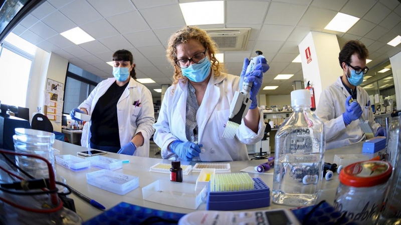 12/05/2020.- Laboratorio de la empresa de biotecnología Eurofins Ingenasa en Madrid, este martes, donde desarrollan y producen test para la detección del Covid 19. EFE/Fernando Villar