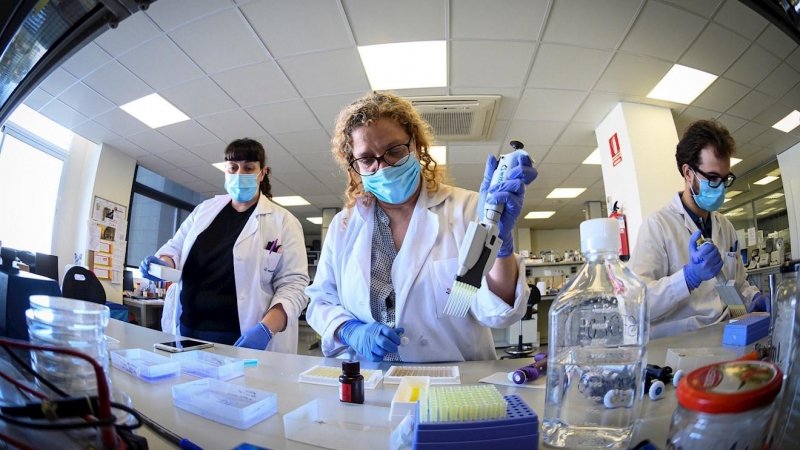 12/05/2020.- Laboratorio de la empresa de biotecnología Eurofins Ingenasa en Madrid, este martes, donde desarrollan y producen test para la detección del Covid 19. EFE/Fernando Villar