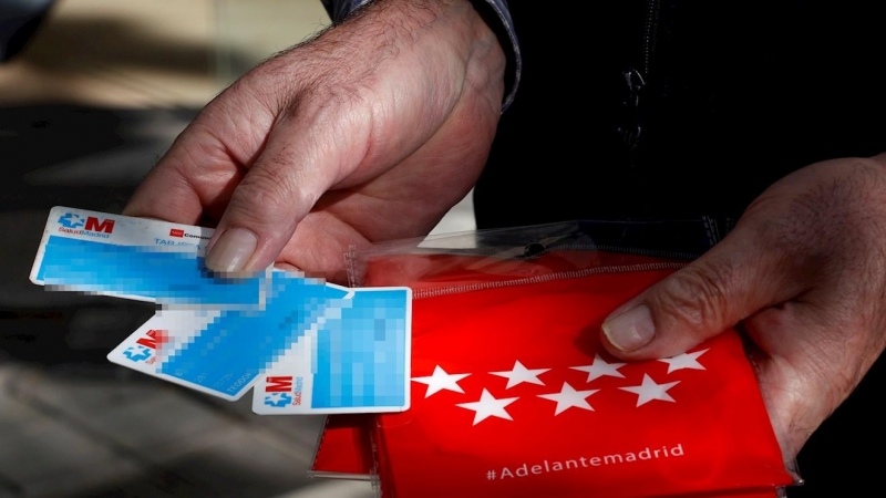 11/05/2020.- Una persona recoge algunas mascarillas en una farmacia de Madrid. Los residentes de la comunidad de Madrid pueden recoger a partir de este lunes la primera de las dos mascarillas FFP2 que la Comunidad tiene previsto entregar a cada ciudadano