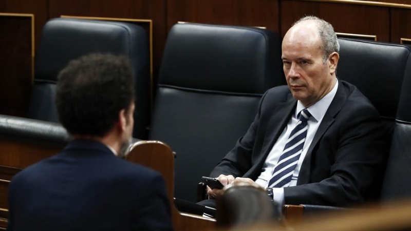 El ministro de Justicia, Juan Carlos Campo, conversa desde el banco azul con el diputado de Ciudadanos Edmundo Bal durante el debate sobre el plan de choque ante el tsunami judicial . EFE/MARISCAL.