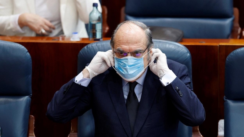 El portavoz del grupo socialista, Ángel Gabilondo, se coloca la mascarilla en el pleno de la Asamblea de Madrid. E.P./Pool