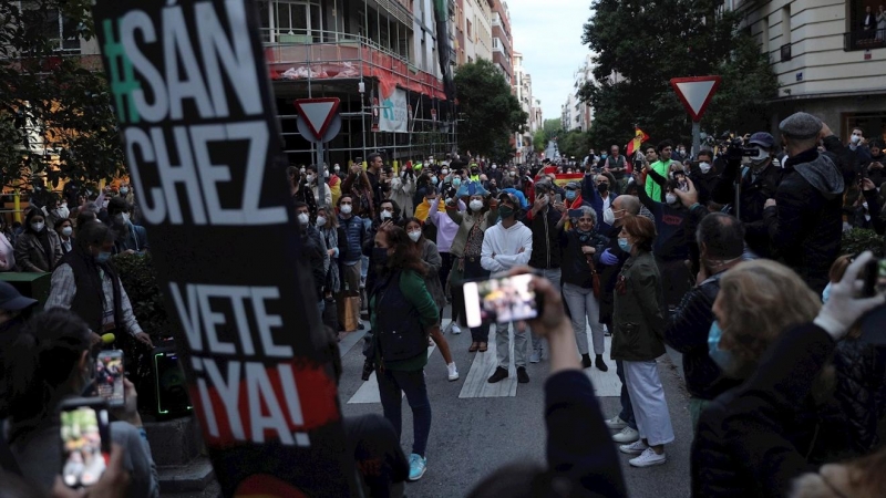 13/05/2020.- Vecinos del madrileño barrio de Salamanca participan en una protesta contra el Gobierno por su gestión en la crisis del coronavirus, este miércoles en Madrid. / EFE - RODRIGO JIMÉNEZ