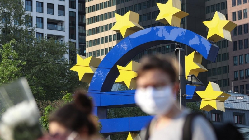 El logo del euro, cerca de la sede del BCE en el distrito financiero de Fráncfort. AFP/Yann Schreiber