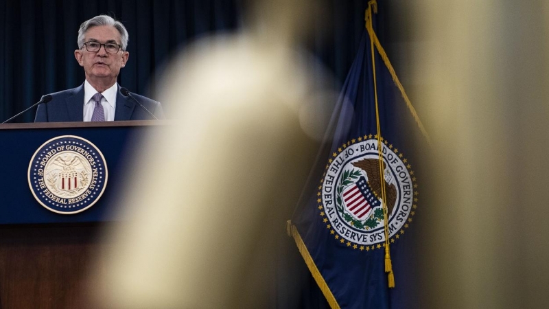 El presidente de la Reserva Federal de EEUU (Fed), Jerome Powell, en una rueda de prensa a comienzos de marzo, cuando el banco central estadounidense adoptó sus primeras medidas de emergencia para hacer frente a la crisis del coronavirus. AFP/Eric Baradat