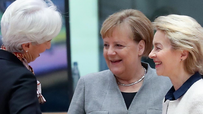 La presidenta del BCE, Christine Lagarde, conversa con la canciller alemana  Angela Merkel y la presidenta de la Comision Europea, Ursula von der Leyen, al comienzo de la segunda jornada de la cumbre de la UE celebrada en diciembre de 2019 en Bruselas. AF