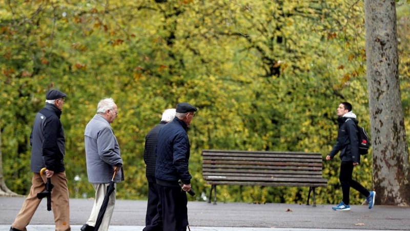 Pensionistas y jubilados pasean en un parque. EFE/LUIS TEJIDO/Archivo