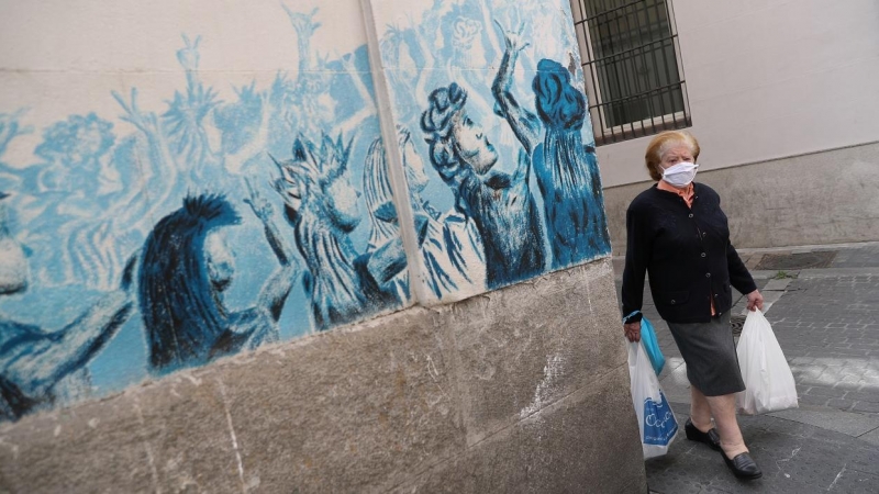 Una anciana con una mascarilla haciendo compras en Madrid, en medio de la pandemia del coronavirus. REUTERS/Susana Vera