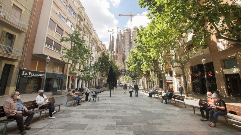 13/05/2020.-Los vecinos del barrio de Sagrada Familia este miércoles. / EFE - MARTA PÉREZ