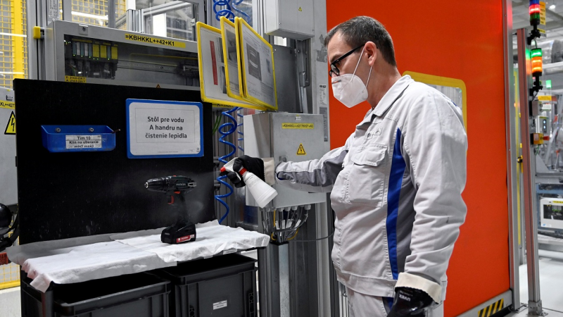 Un empleado desinfecta la maquinaria en la planta de fabricación de Volkswagen en Bratislava (Eslovaquia). REUTERS/Radovan Stoklasa