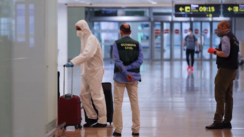 12/05/2020 - Viajeros procedentes de Amsterdam (Holanda) a su llegada al aeropuerto de El Prat (Barcelona) el pasado martes. / EFE - ALEJANDRO GARCÍA