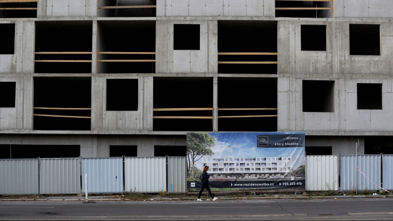 Una mujer pasa junto a un cartel que anuncia un nuevo edificio de viviendas en Praga (Rep. Checa). REUTERS/David W Cerny​