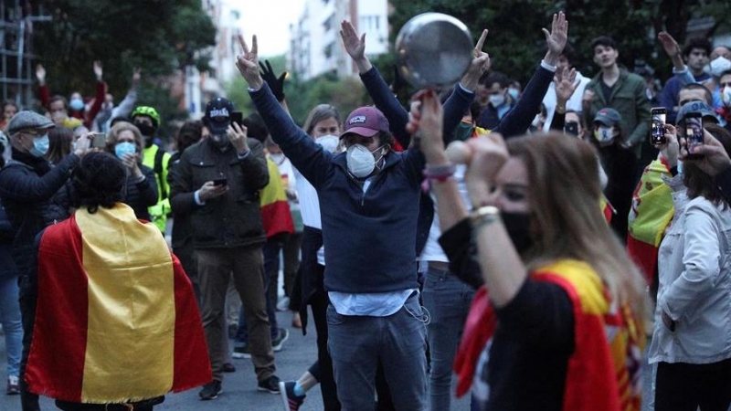 Vecinos del madrileño barrio de Salamanca participan en una protesta contra el Gobierno por su gestión en la crisis del coronavirus, este miércoles en Madrid. EFE/Rodrigo Jiménez