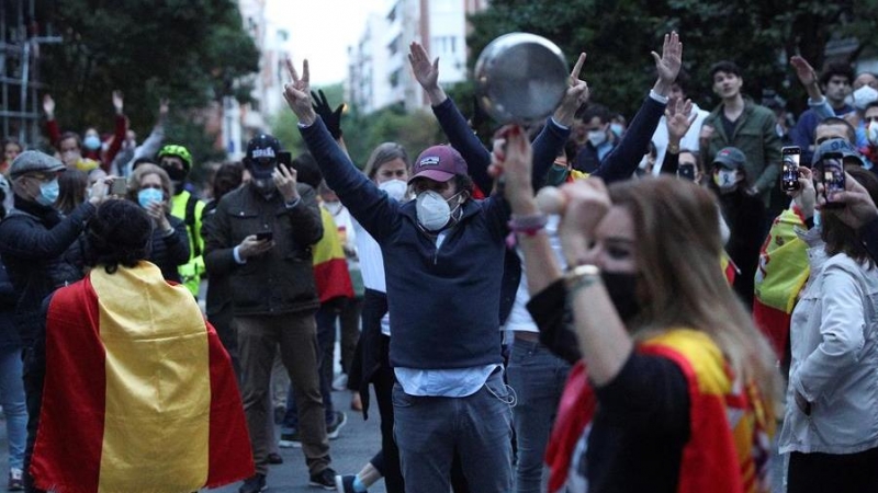 Vecinos del madrileño barrio de Salamanca participan en una protesta contra el Gobierno por su gestión en la crisis del coronavirus, este miércoles en Madrid. EFE/Rodrigo Jiménez