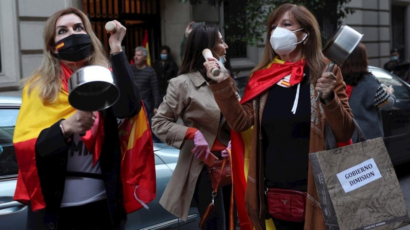 Vecinas del madrileño barrio de Salamanca participan en una protesta contra el Gobierno por su gestión en la crisis del coronavirus, ayer en Madrid. EFE/Rodrigo Jiménez