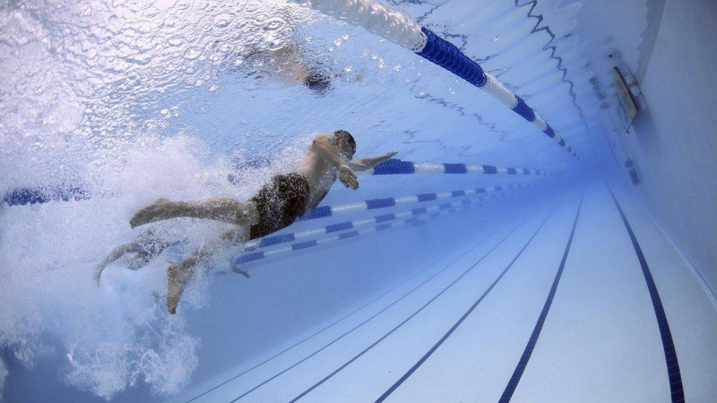 Un hombre nadando, en una imagen de archivo. / PIXABAY