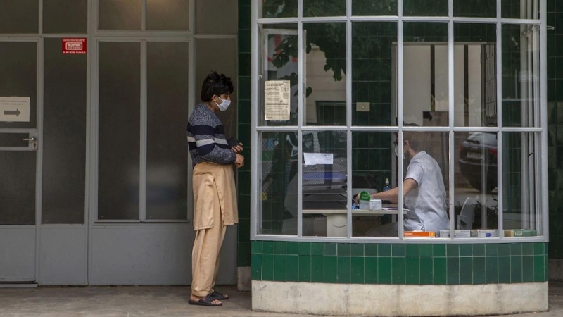 Una professional sanitària del CAP (centres d'atenció primària), atén una visita, durant el seixantè dia de l'estat d'Alarma decretat pel Govern espanyol per controlar la pandèmia del coronavirus. EFE/ Enric Fontcuberta