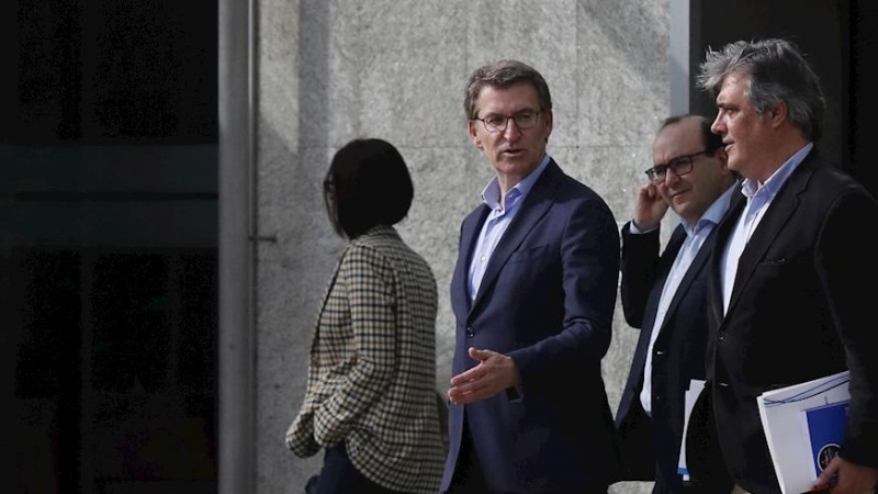 El presidente de la Xunta, Alberto Núñez Feijóo (c), junto a sus asesores y el portavoz del PP en el Parlamento, Pedro Puy (d), tras la reunión con los representantes de los partidos, para concretar la fecha de las próximas elecciones autonómicas, en Sant