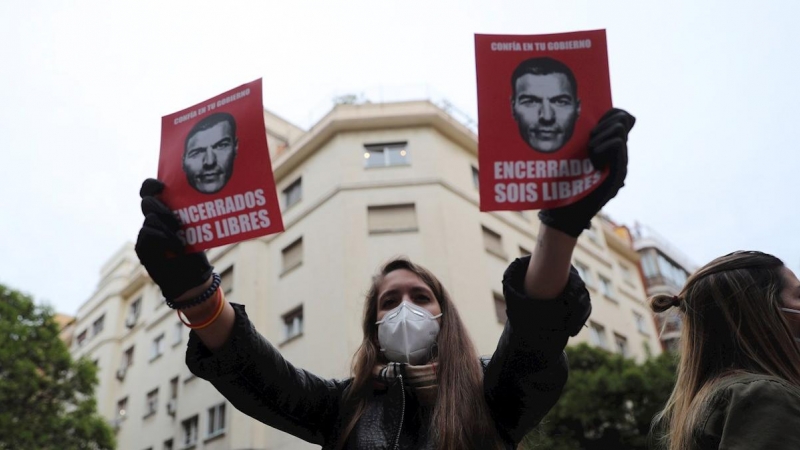 Vecinos del madrileño barrio de Salamanca se manifiestan contra el Gobierno por su gestión en la crisis del coronavirus, este jueves en Madrid. EFE/Rodrigo Jiménez