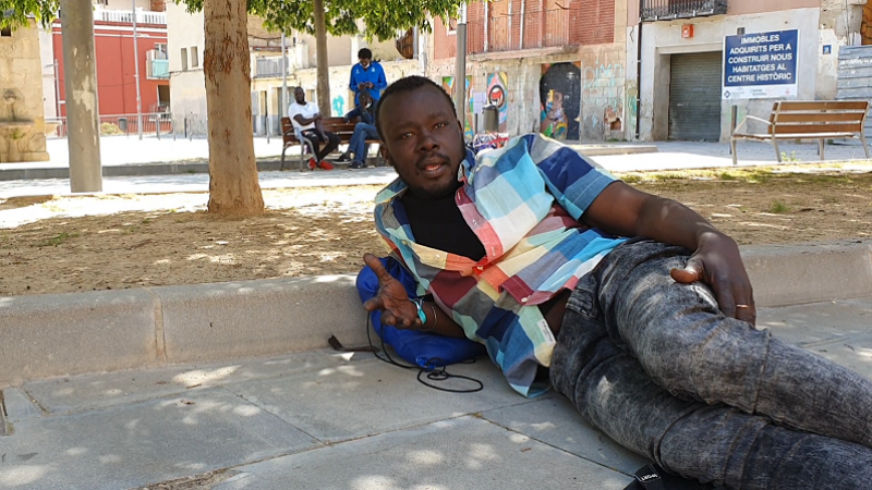 Un africano pasa el día en el Casco Antiguo de Lleida mientras aguarda a encontrar un trabajo.