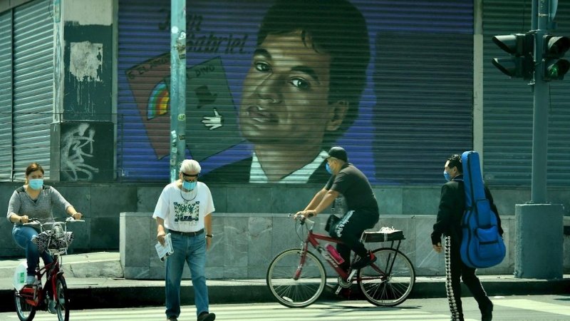 Varias personas en una calle de Ciudad de México hace unos días. EFE/Jorge Núñez